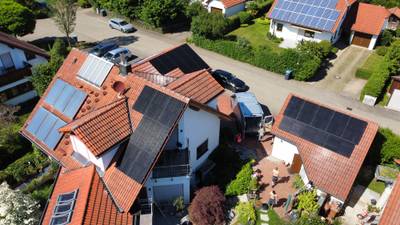 Luftaufnahme zweier benachbarter Häuser mit Photovoltaikanlagen auf beiden Dachflächen
