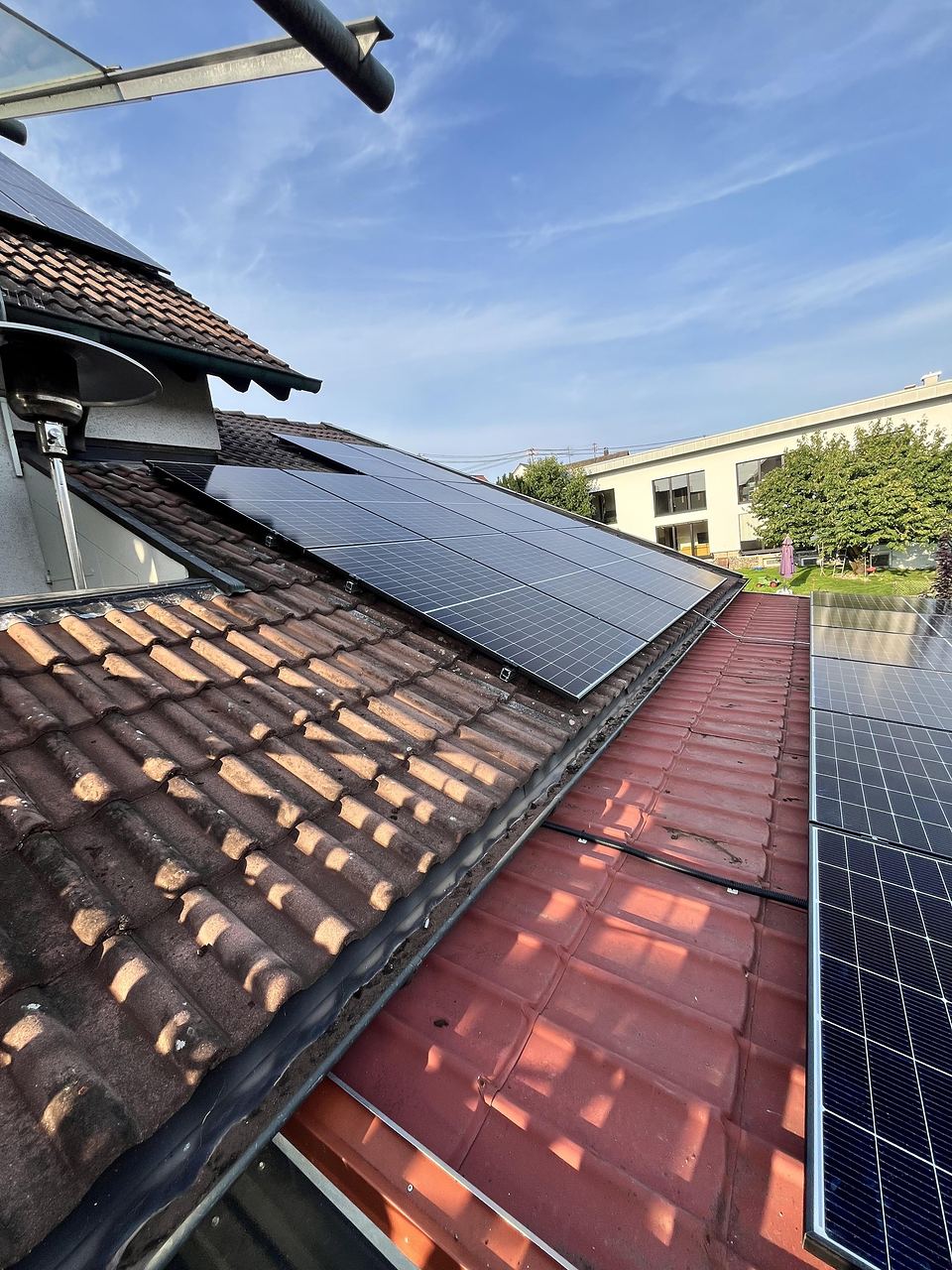 Photovoltaikmodule auf zwei aneinandergrenzenden Ziegeldächern in Hardthausen