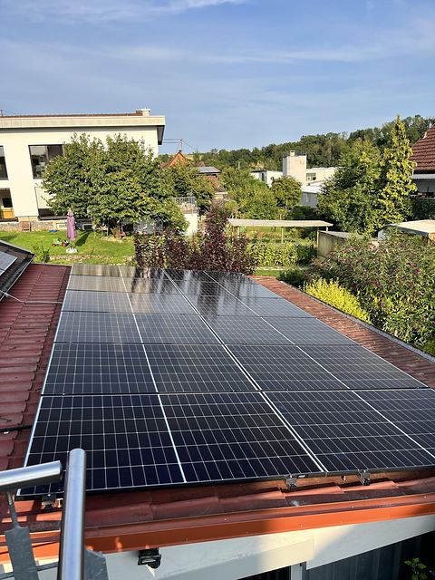 Solarmodule im Sonnenlicht auf einem Wohnhausdach in Hardthausen am Kocher