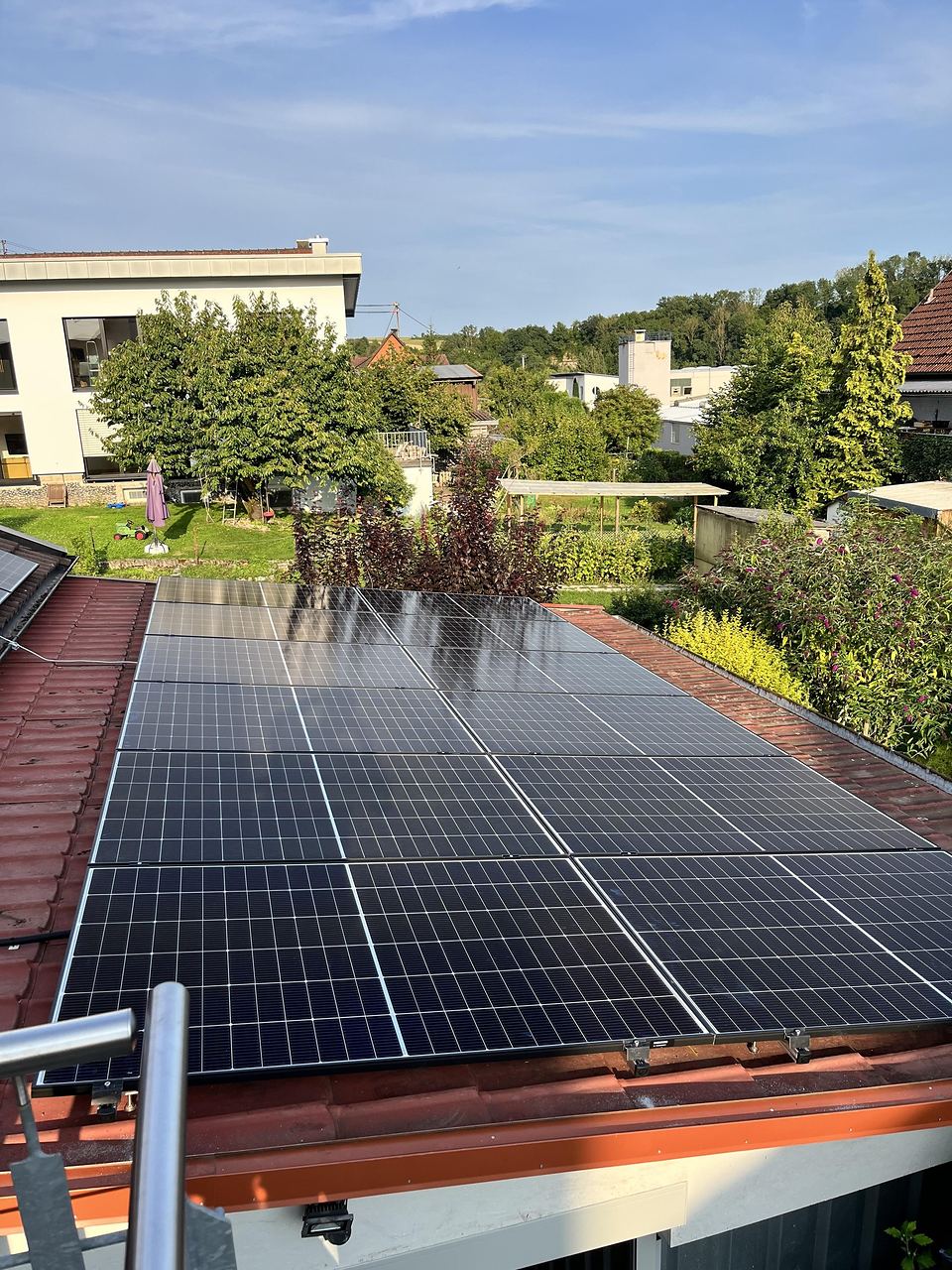 Solarmodule im Sonnenlicht auf einem Wohnhausdach in Hardthausen am Kocher