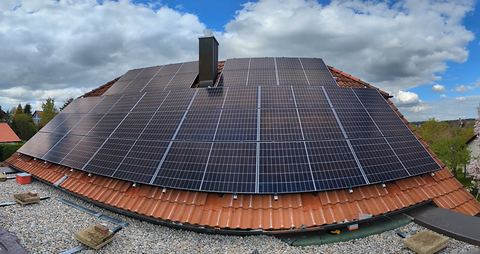 Vollständig mit Solarmodulen belegtes Walmdach eines Wohnhauses in Schrozberg