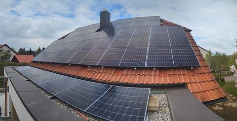 Fertige Photovoltaikanlage auf einem Walmdach in Schrozberg, aufgenommen vom Nachbardach