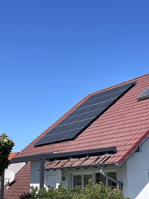 Fertige Photovoltaikanlage auf dem Ziegeldach eines Wohnhauses in Schrozberg