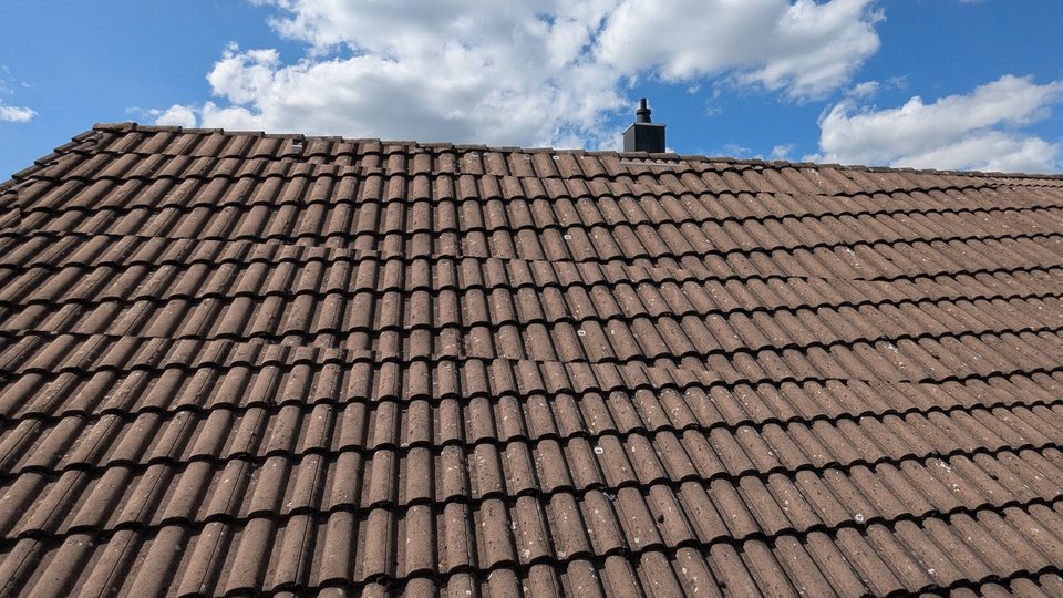 Unbelegtes Ziegeldach eines Wohnhauses in Schrozberg vor dem Bau der Photovoltaikanlage