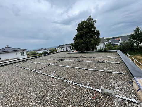 Aufständerung auf einem Kiesflachdach in Wallhausen, aufgenommen vor dem Verlegen der Module