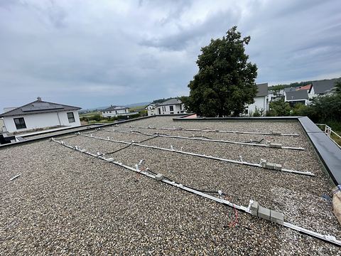 Vorbereitetes Kiesflachdach in Wallhausen mit fertiger Unterkonstruktion für die Solarmodule