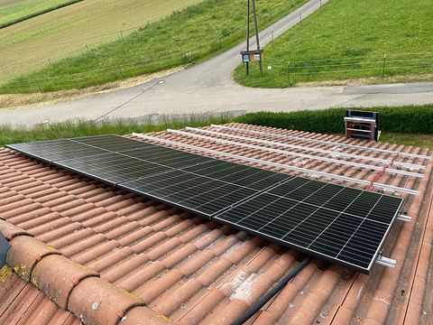 Die ersten Modulreihen liegen auf dem Ziegeldach eines Hauses in Niederstetten