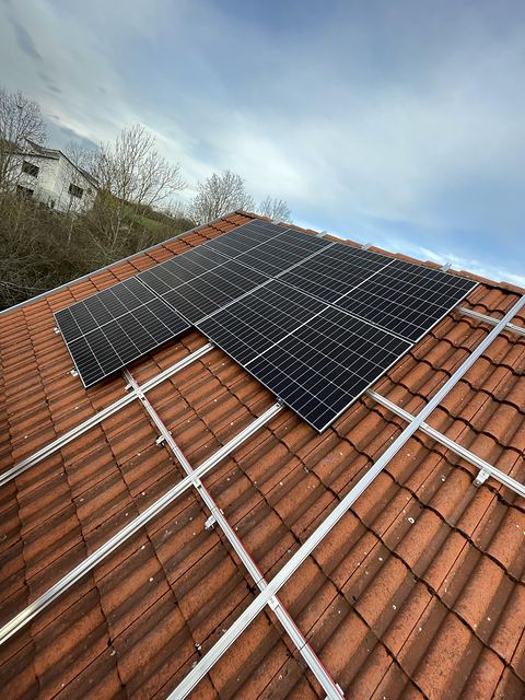 Zwei verlegte Solarmodule auf der fertigen Unterkonstruktion eines Ziegeldachs in Niederstetten