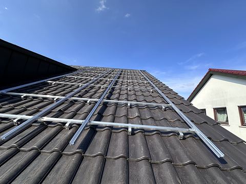 Dachhaken und Montageschienen auf einem dunklen Ziegeldach in Heilbronn