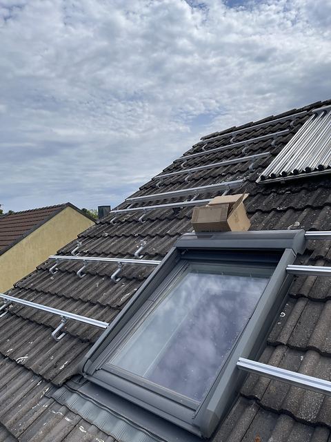 Montageschienen rund um ein Dachfenster auf einem Ziegeldach in Heilbronn