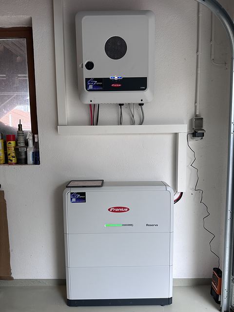 Wechselrichter an der Wand und darunter der Batteriespeicher in einem Technikraum in Langenburg