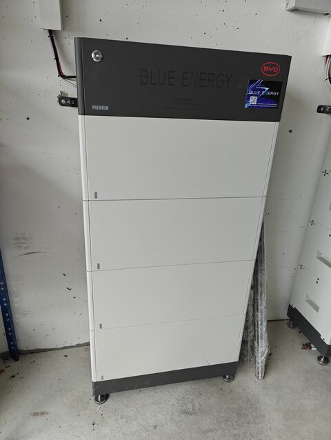 Fertig aufgebauter BYD Batteriespeicher mit vier Modulen an der Wand, Rot am See