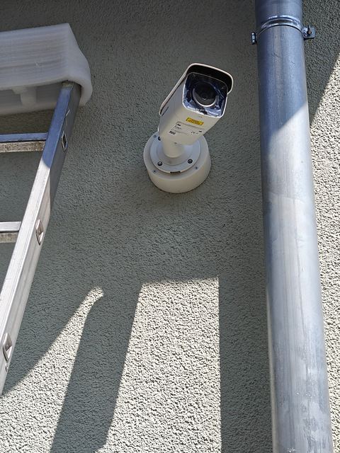 Schwenkbare Außenkamera an der Hauswand neben dem Fallrohr, Niederstetten