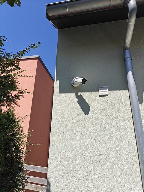 Überwachungskamera unter dem Dachüberstand eines Gebäudes in Niederstetten
